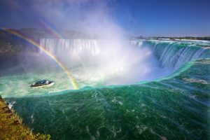 Naviguer sous les chutes du Niagara